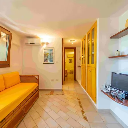 Apartment Gorgeous Retreat Just A Few Meters From The Sea